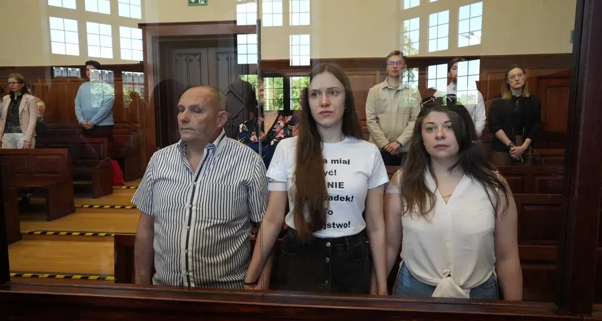 W sali sądowej, za szybą, stoi mężczyzna i dwie kobiety. Na koszulce jednej z nich napis: "Nie miałam! Nie miałam! Nie miałam!". Tak wygląda sprawa w sądzie dla nieletnich.