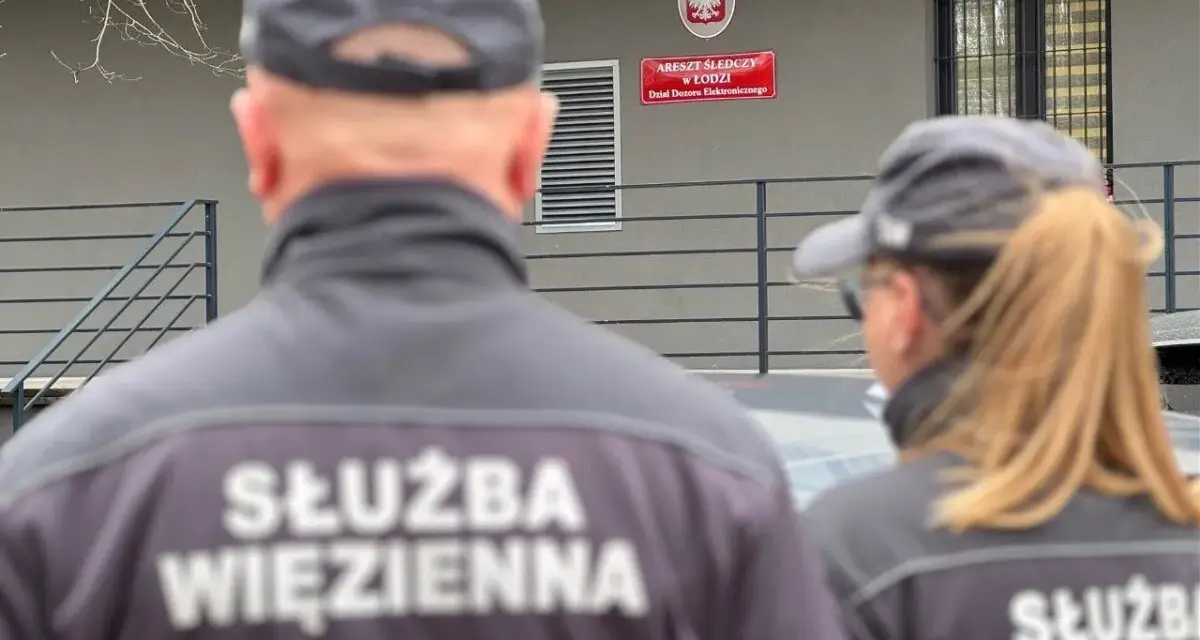 Służba Więzienna nadzoruje elektroniczna kontrola miejsca pobytu.