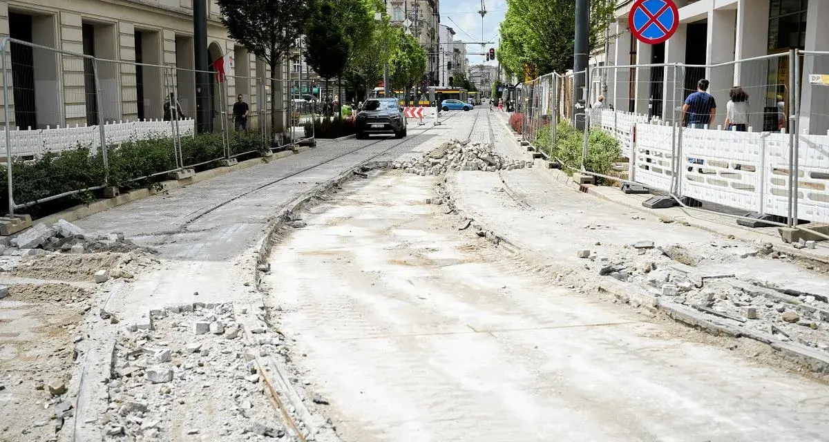Remont torowiska w centrum miasta, utrudnienia w ruchu. Może to przypominać widoki z zakładu karnego Włocławek widzenia, gdzie też panuje tymczasowy chaos.