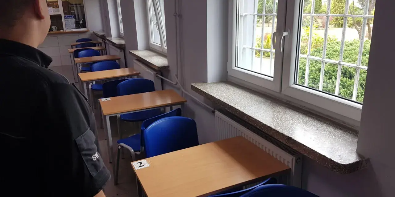 Wniosek o widzenia w areszcie śledczym Białołęka. Puste ławki i krzesła czekają na petentów.