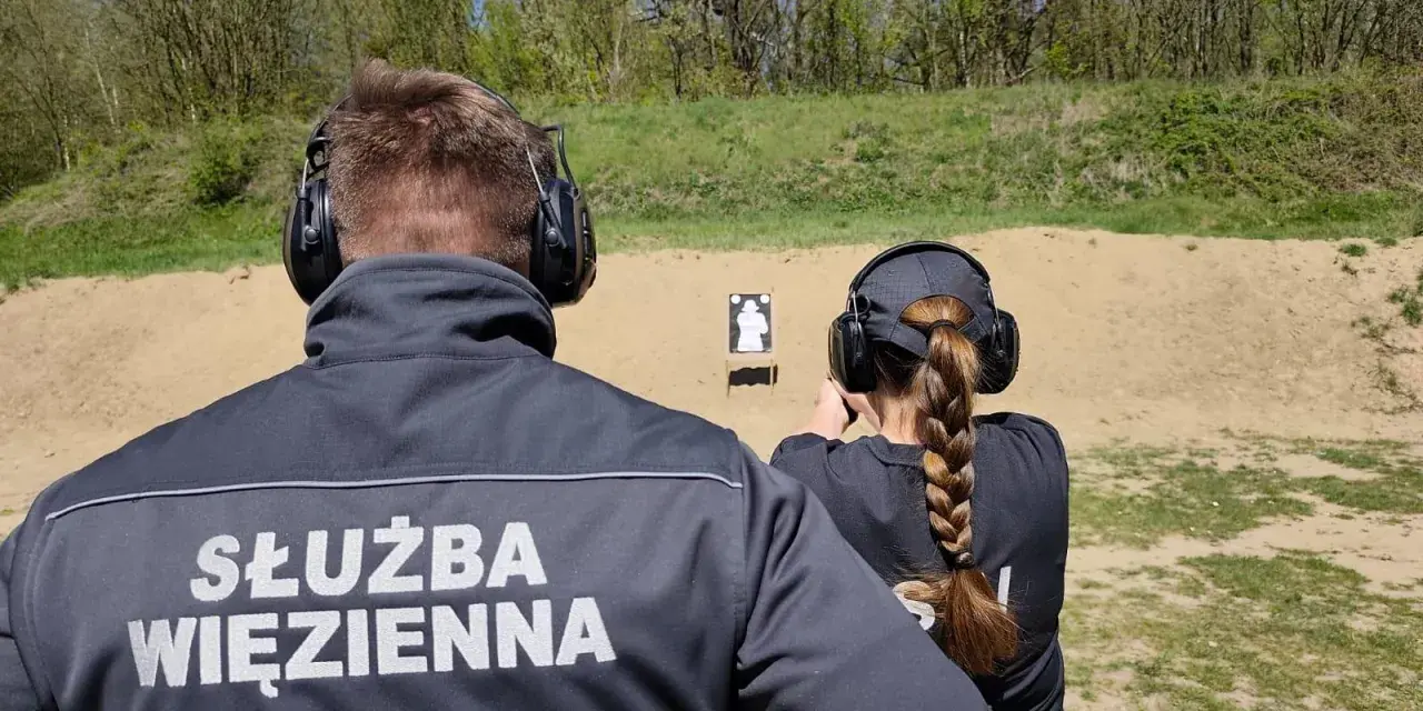 Na strzelnicy Służby Więziennej, funkcjonariuszka ćwiczy celność. To nie jest zwykłe pdw slang, to profesjonalne szkolenie.