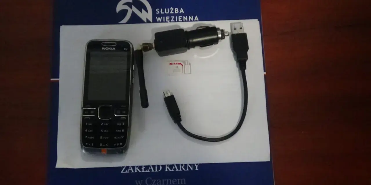 Telefon Nokia, ładowarka samochodowa i karty SIM – sprzęt do rozmów telefonicznych skazanych w zakładzie karnym typu półotwartego.