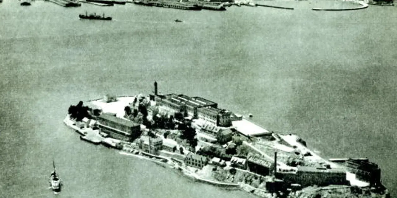 Alcatraz, niegdyś najgorsze więzienie na świecie, samotna wyspa otoczona zimnymi wodami.