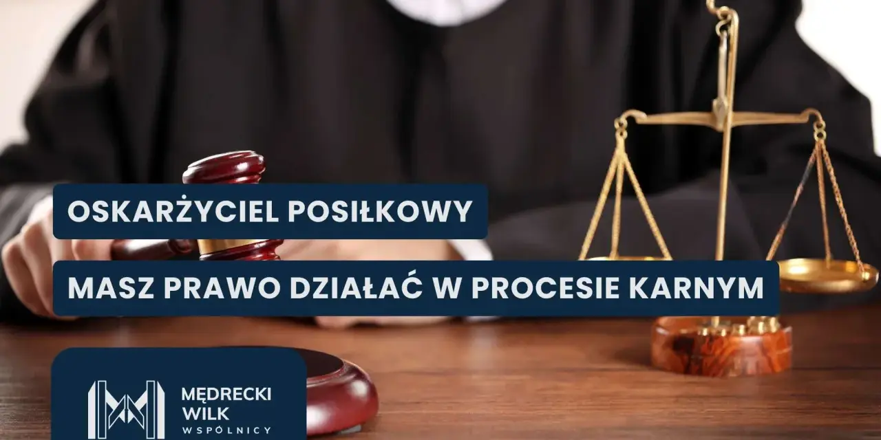 Oskarżyciel posiłkowy ma prawo działać w procesie karnym. Widoczny młotek sędziowski i waga sprawiedliwości symbolizują prawo.