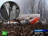 Para upamiętnia ofiary katastrofy lotniczej w Smoleńsku, w tym prezydenta Lecha Kaczyńskiego i jego żonę. W tle widać wrak samolotu.
