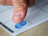 Kciuk z niebieskim odciskiem palca na papierze. Czy to początek śledztwa, czy tylko rutynowa procedura? Jak długo można być podejrzanym?