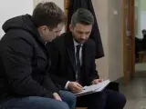 Prawnik omawia z klientem dokumenty dotyczące dobrowolnego poddania się karze a warunkowego umorzenia postępowania.