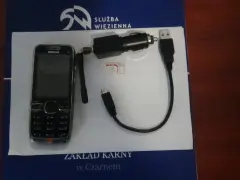 Telefon Nokia, ładowarka samochodowa i karty SIM – sprzęt do rozmów telefonicznych skazanych w zakładzie karnym typu półotwartego.