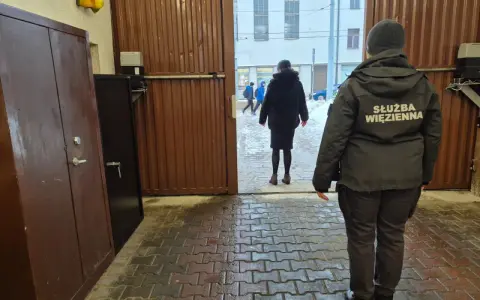 Strażniczka Służby Więziennej obserwuje wyjście na wolność. Nowy początek, nowe życie po wyjściu z więzienia.