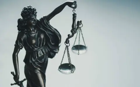 Temida z wagą i mieczem, symbol sprawiedliwości. Może posłużyć jako wzór prośby o ułaskawienie bezpośrednio do prezydenta.