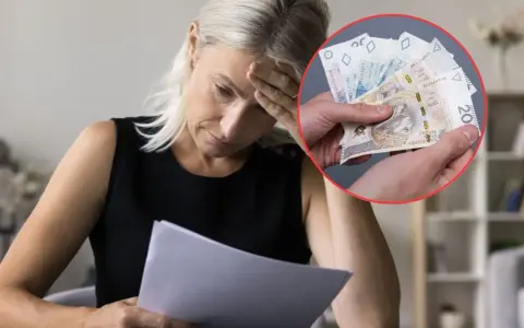 Zmartwiona kobieta czyta dokument, a w kółku dłoń pokazuje banknoty. Może to oznaczać karę grzywny za wykroczenie skarbowe.
