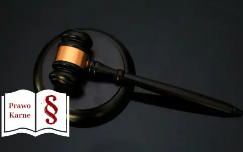 Młotek sędziowski na tle symbolu paragrafu i otwartej księgi "Prawo Karne". Artykuł 339 kpk.