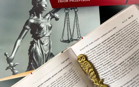 Miesiąc pozbawienia wolności ile to dni? Statua Temidy i kodeks karny przypominają o tym, że kara może być skrócona.