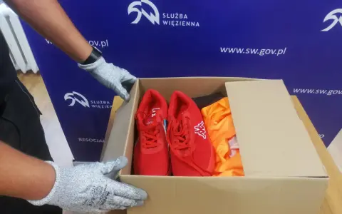 Rękawiczki przygotowują paczkę z czerwonymi butami i pomarańczową odzieżą. To wzór talonów dla osadzonych.