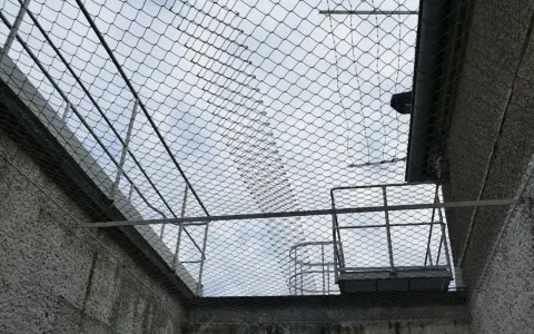 Siatka zabezpieczająca nad głową, metalowe platformy i betonowe ściany. Czy to tylko chwilowa wokanda przerwa w karze?