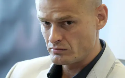 Tomasz Komenda zamyślony, w jasnej marynarce. Jego sprawa budzi emocje.