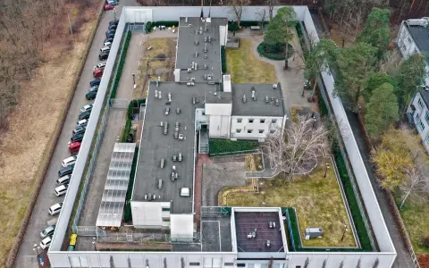 Teren ośrodka w Gostyninie, gdzie przebywał Mariusz Trynkiewicz. Widok z lotu ptaka na budynki, parking i otoczenie.