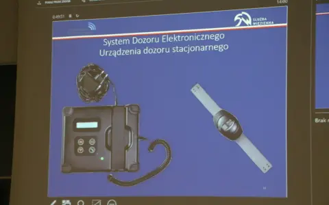 System dozoru elektronicznego, urządzenie stacjonarne i opaska. Może być używane do wynajmu mieszkania z dozorem.
