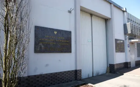 Tablica informacyjna przed budynkiem Krajowego Ośrodka Zapobiegania Zachowaniom Dyssocjalnym w Gostyninie.
