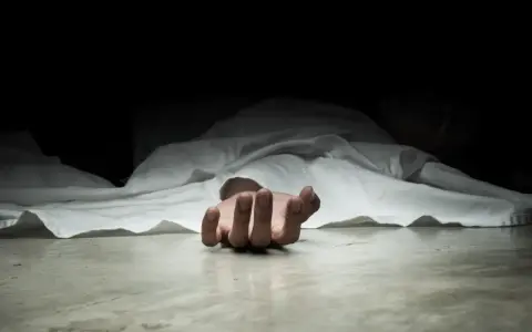 Dłoń wystająca spod białego materiału, jakby w geście rozpaczy. Ile lat za morderstwo?