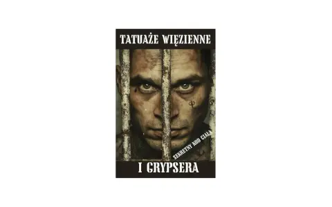 Tatuże więzienne i grypsera. Mężczyzna za kratami, jego oczy patrzą prosto w obiektyw, zdradzając tajemnice hierarchii więziennej.
