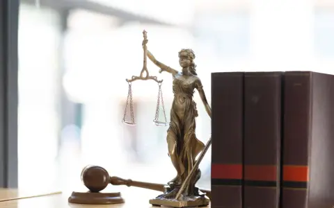 Temida, waga i młotek sędziowski symbolizują prawo. Zasady wyjścia za kaucją są tu kluczowe.