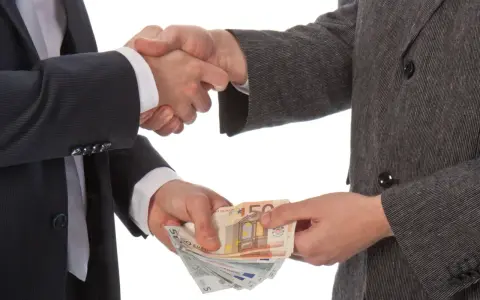 Uścisk dłoni i przekazanie pieniędzy. Czy to początek nielegalnej transakcji, która wkrótce będzie podlegać zmianom w kodeksie karnym?