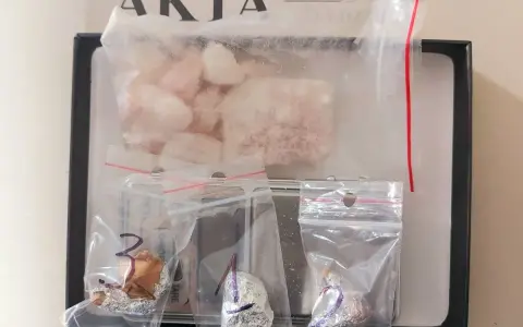 Dowody w sprawie: co grozi za posiadanie mefedronu. Woreczki z substancjami, dokument "Akta dochodzenia".