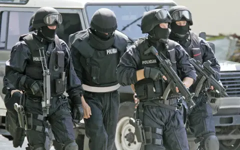Czterech policjantów w pełnym rynsztunku, z bronią, gotowych do akcji. Ilu jest świadków koronnych w Polsce? To pytanie pozostaje bez odpowiedzi, ale ci funkcjonariusze są gotowi do ochrony.