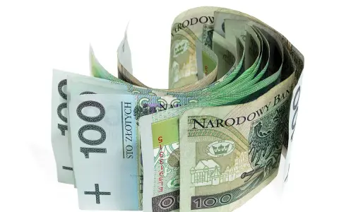 Stos polskich banknotów 100 zł, ułożonych w łuk. Czy to nawiązka, co to za kwota?