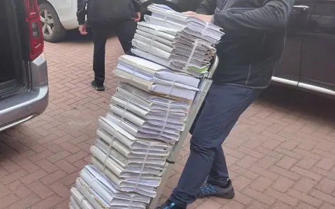 Ogromna sterta akt, które mogą wpłynąć na to, czy sąd może odrzucić akt oskarżenia.