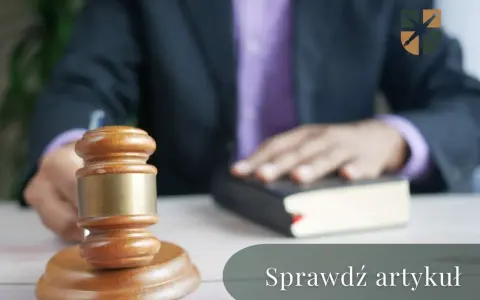 Prawnik z urzędu składa przysięgę na książkę, obok młotek sędziowski.