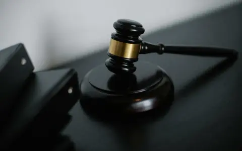 Młotek sędziowski i akta, symbol sprawiedliwości i porządku prawnego, nawiązujące do art. 339 kpk.