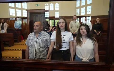 W sali sądowej, za szybą, stoi mężczyzna i dwie kobiety. Na koszulce jednej z nich napis: "Nie miałam! Nie miałam! Nie miałam!". Tak wygląda sprawa w sądzie dla nieletnich.