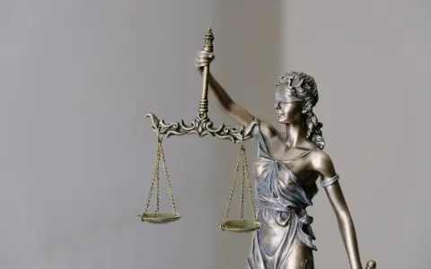 Temida z wagą, symbol sprawiedliwości. Warto pamiętać o terminie na subsydiarny akt oskarżenia.