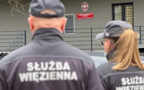 Służba Więzienna nadzoruje elektroniczna kontrola miejsca pobytu.