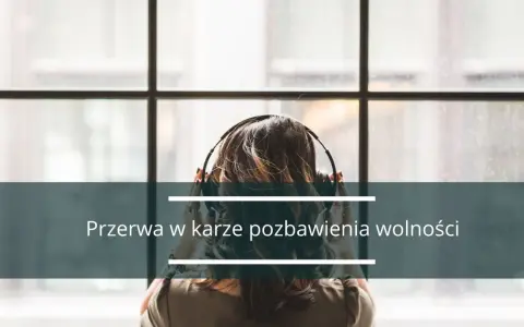 Kobieta w słuchawkach, patrząca przez okno. Tekst na dole: "Przerwa w karze pozbawienia wolności".