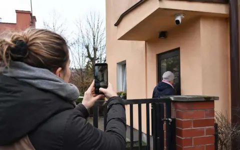 Kobieta nagrywa telefonem sytuację przed domem, zastanawiając się, czy nagranie z telefonu może być dowodem w sprawie karnej.