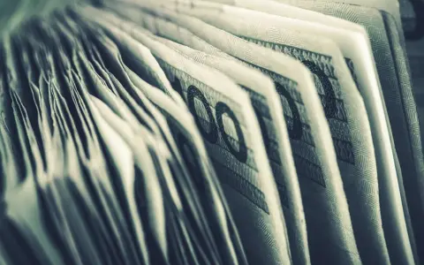 Zbiór banknotów, pomocny przy ustalaniu, jak wysłać pieniądze do zakładu karnego.