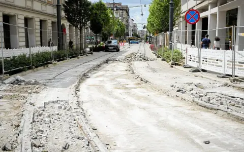 Remont torowiska w centrum miasta, utrudnienia w ruchu. Może to przypominać widoki z zakładu karnego Włocławek widzenia, gdzie też panuje tymczasowy chaos.