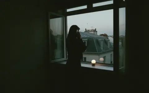 Sylwetka kobiety przy oknie, patrząca na paryskie dachy. Jak się dowiedzieć gdzie jest osadzony? Może to wskazówka w rozmowie?