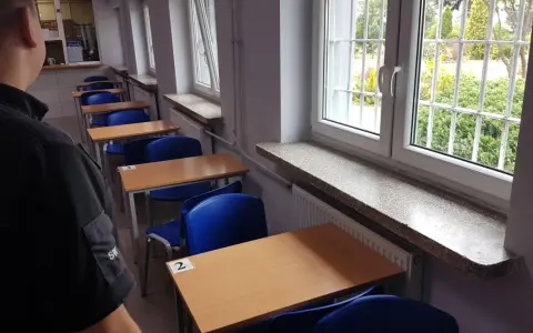 Wniosek o widzenia w areszcie śledczym Białołęka. Puste ławki i krzesła czekają na petentów.
