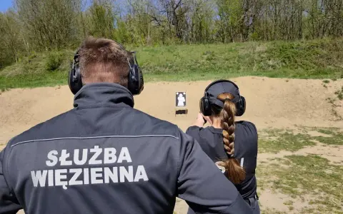Na strzelnicy Służby Więziennej, funkcjonariuszka ćwiczy celność. To nie jest zwykłe pdw slang, to profesjonalne szkolenie.