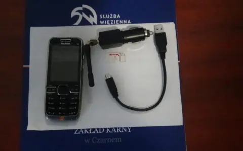 Telefon Nokia, ładowarka samochodowa i karty SIM – sprzęt do rozmów telefonicznych skazanych w zakładzie karnym typu półotwartego.