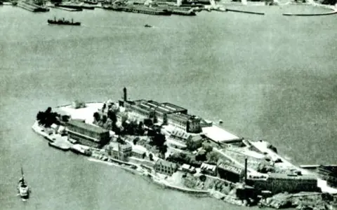 Alcatraz, niegdyś najgorsze więzienie na świecie, samotna wyspa otoczona zimnymi wodami.