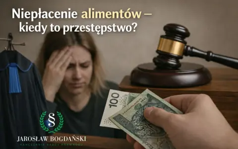 Niepłacenie alimentów może być przestępstwem z art. 209 par. 1 kk. Sądowy młotek, szaty prawnicze i pieniądze symbolizują konsekwencje prawne.