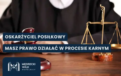 Oskarżyciel posiłkowy ma prawo działać w procesie karnym. Widoczny młotek sędziowski i waga sprawiedliwości symbolizują prawo.