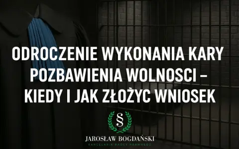 Adwokat w todze i kraty więzienne symbolizują odroczenie wykonania kary pozbawienia wolności. Informacja o tym, kiedy i jak złożyć wniosek.