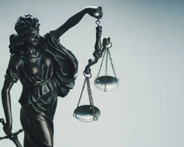 Temida z wagą i mieczem, symbol sprawiedliwości. Może posłużyć jako wzór prośby o ułaskawienie bezpośrednio do prezydenta.
