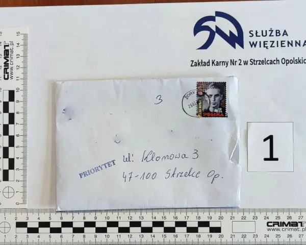 Koperta z adresem Zakładu Karnego Nr 2 w Strzelcach Opolskich. Czas dostarczenia listu zależy od priorytetu.